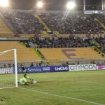 Il portiere della Reggina non trattiene la punizione di Lepore