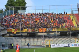 Tifosi del Lecce allo Zaccheria, foto Pinto